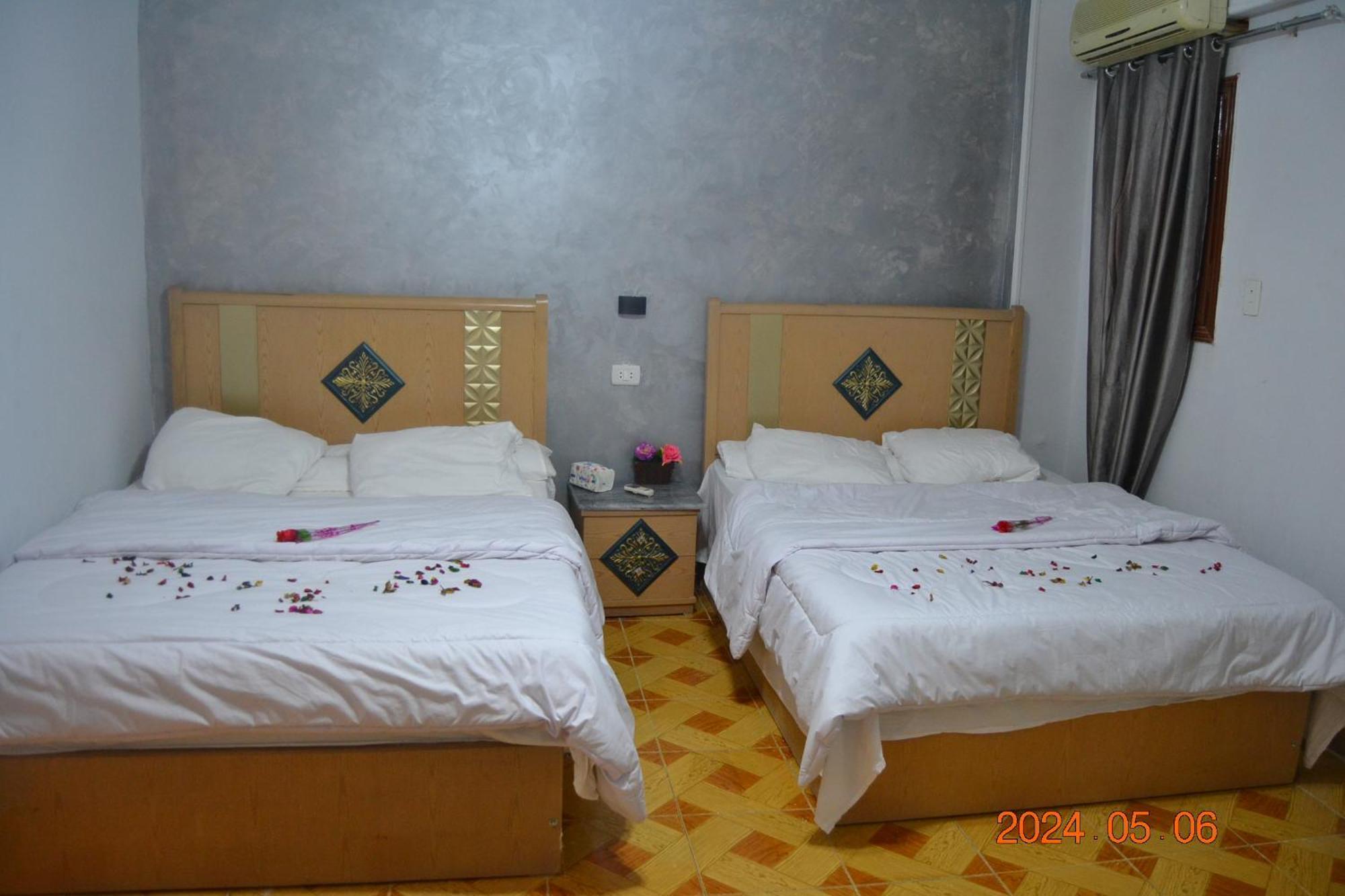 Golden Pyramids Apartment *